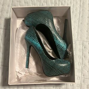EUC Steve Madden blue snake heels  61/2